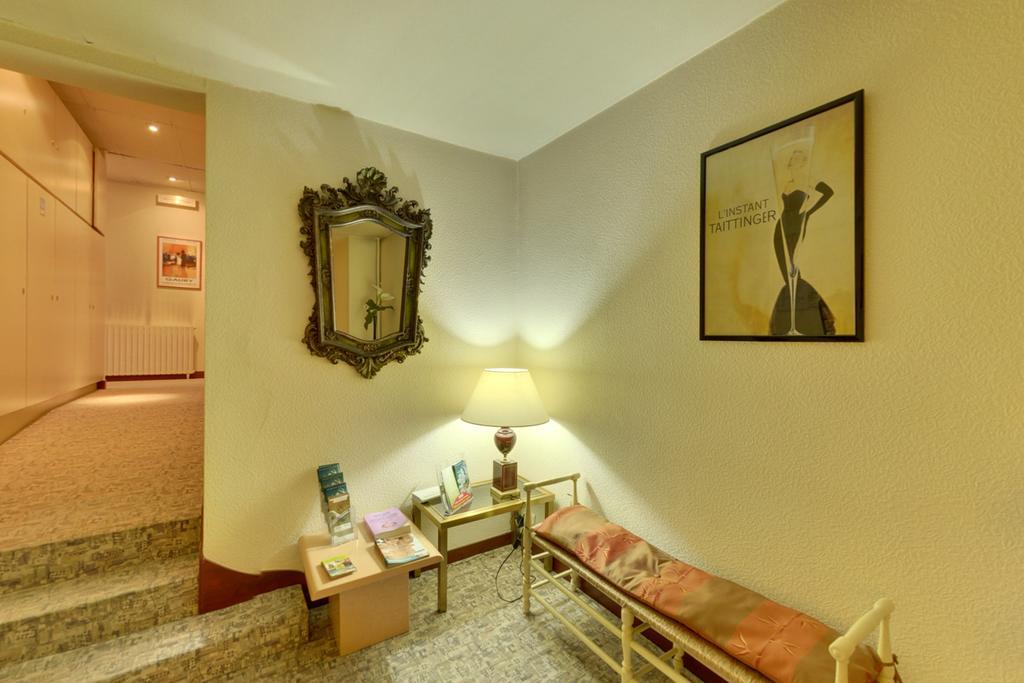 Logis Auberge Des Vieux Chenes Malemort Esterno foto