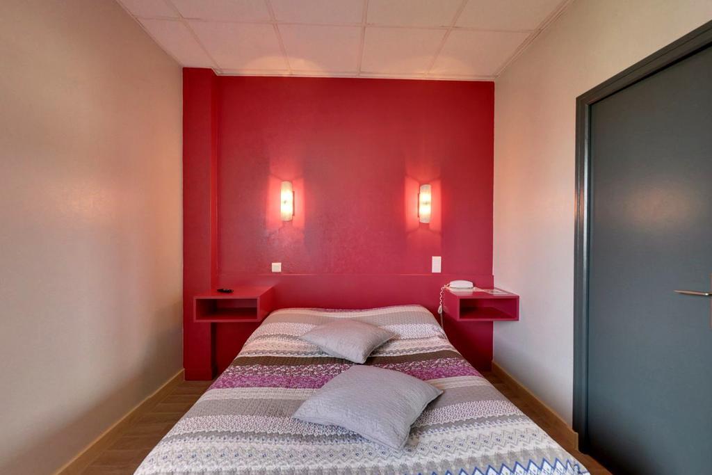Logis Auberge Des Vieux Chenes Malemort Esterno foto