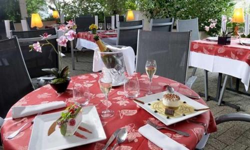 Logis Auberge Des Vieux Chenes Malemort Esterno foto