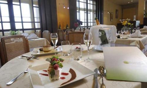 Logis Auberge Des Vieux Chenes Malemort Esterno foto