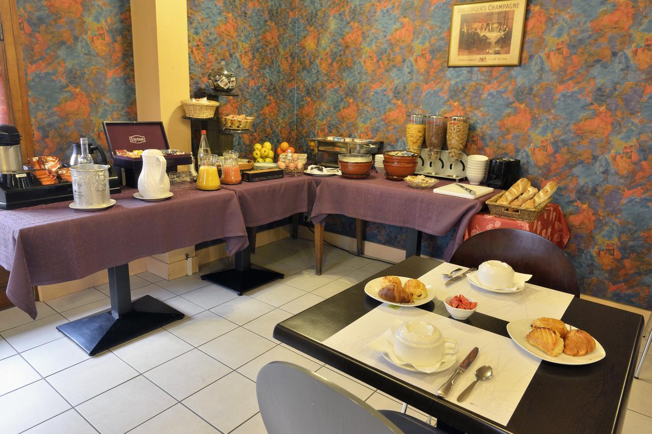 Logis Auberge Des Vieux Chenes Malemort Esterno foto
