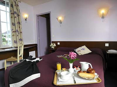 Logis Auberge Des Vieux Chenes Malemort Esterno foto