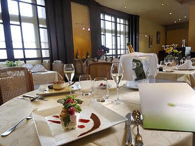 Logis Auberge Des Vieux Chenes Malemort Esterno foto