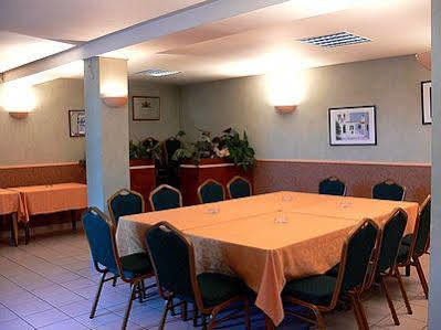 Logis Auberge Des Vieux Chenes Malemort Esterno foto