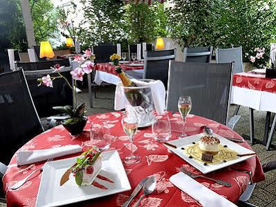 Logis Auberge Des Vieux Chenes Malemort Esterno foto